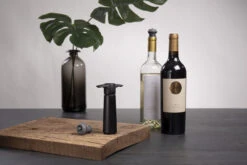 Vacu Vin Wijnpomp Met 2 Wijnstoppers - Wine Saver - Zwart 7 Vacu Vin Wijnpomp Met 2 Wijnstoppers - Wine Saver - Zwart -Keukengerei Verkoop 09814606 Wine Saver Black 1 Pump 2 Stoppers Lifestyle scaled 1