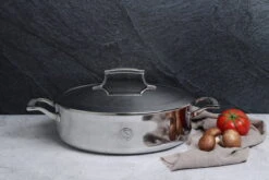 Saveur Selects Hapjespan Met Deksel Voyage - RVS - ø 30 Cm - Hoog - Zonder Anti-aanbaklaag -Keukengerei Verkoop 1200x800 1 1