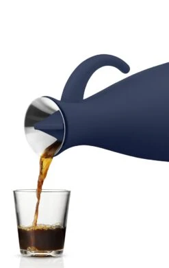 Eva Solo Thermoskan Classic Navy Blue 1 Liter -Keukengerei Verkoop 502804 Vacuum jug 100cl Navy blue pouring HIGH