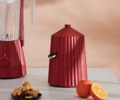 Alessi Citruspers Plissé - Elektrisch - Rood - Michele De Lucchi - MDL07 R -Keukengerei Verkoop Alessi Citruspers sfeer1