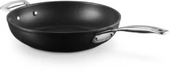 Le Creuset Sauteerpan Les Forgées TNS - ø 28 Cm / 3.2 Liter - Standaard Anti-aanbaklaag 13 Le Creuset Sauteerpan Les Forgées TNS - ø 28 Cm / 3.2 Liter - Standaard Anti-aanbaklaag -Keukengerei Verkoop LC 20190328 ZS PS FS 51101280010202 005
