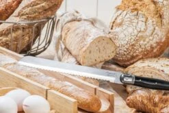 Laguiole Style De Vie Broodmes Zwart Met Stokbroodplank -Keukengerei Verkoop Laguiole broodmes met stokbroodplank zwart sf gr 6