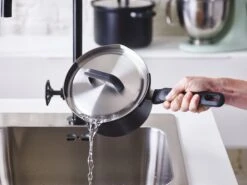 BK Pannenset Flow Cool - Zwart / RVS - 4 Delige Set -Keukengerei Verkoop bff19d98eb3c21bdf39016c85eb7e1f4b22fa96f BK Flow cool Bl Cvd Saucepan Pour