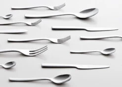 Alessi Gebaksvork Ovale - REB09/16 - Door Ronan & Erwan Bouroullec -Keukengerei Verkoop dezeen Ovale cutlery by Ronan and Erwan Bouroullec for Alessi 12 1 1