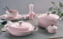 Le Creuset Braadpan Signature - Campagnard - Shell Pink - ø 26 Cm / 2.2 Liter -Keukengerei Verkoop le creuset shell pink sfeerbeeld