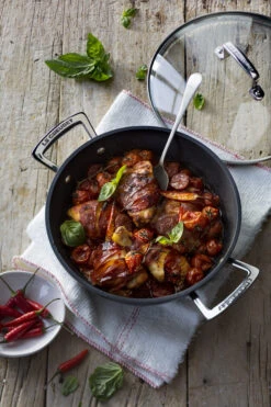 Le Creuset Hapjespan Met Deksel - Les Forgées TNS - ø 24 Cm / 2.3 Liter - Standaard Anti-aanbaklaag -Keukengerei Verkoop le creuset sauteerpan met deksel 24cm sfeer2