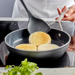 Demeyere Koekenpannen Alu Pro 5 - Ceraforce - ø 24 + 28 Cm - Keramische Anti-aanbaklaag -Keukengerei Verkoop pdp masonry content demeyere alu pro cera 5 pan soft utensils 750x750