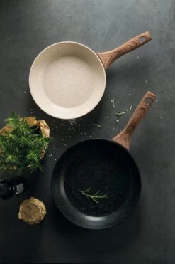 Sambonet Wokpan Rock 'n' Rose - Creme - ø 28 Cm - Standaard Anti-aanbaklaag -Keukengerei Verkoop sambonet pannen rock n rose sfeer3 1