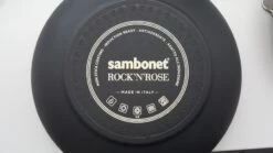 Sambonet Grillpan Rock 'n' Rose - Zwart - 28 X 28 Cm - Standaard Anti-aanbaklaag 5 Sambonet Grillpan Rock 'n' Rose - Zwart - 28 X 28 Cm - Standaard Anti-aanbaklaag -Keukengerei Verkoop sambonet rock n rose achterkant 1