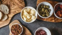 Jay Hill Serveerplank Tunea Olijfhout Schors 29 - 31 Cm -Keukengerei Verkoop tunea 21 1 2