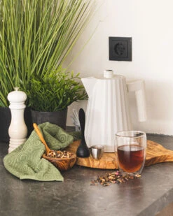 Alessi Waterkoker Plissé - Droogkookbeveiliging - Wit - Michele De Lucchi - 1 Liter - MDL06/1 W -Keukengerei Verkoop waterkoker klein 1